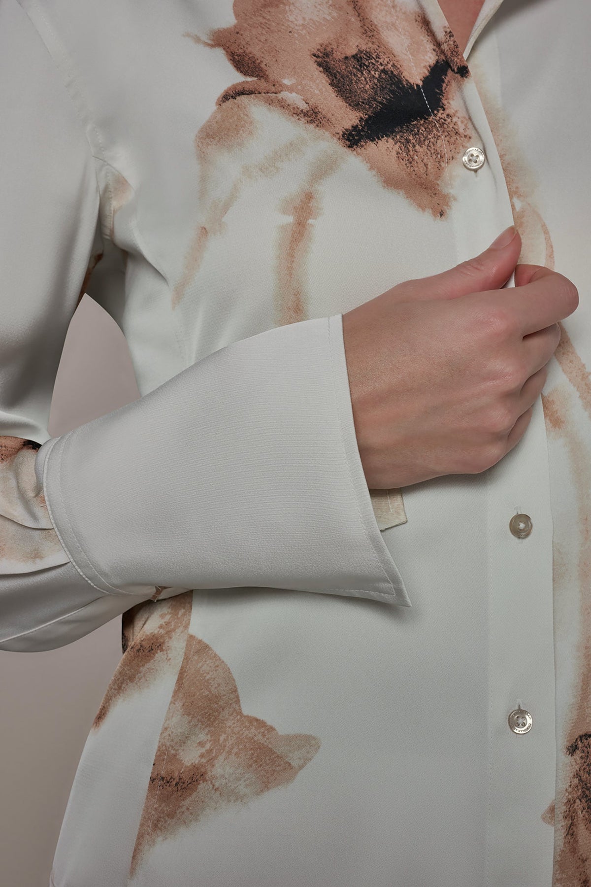 SATIN FLORAL HIGH-LOW BLOUSE - Tuscan Grey
