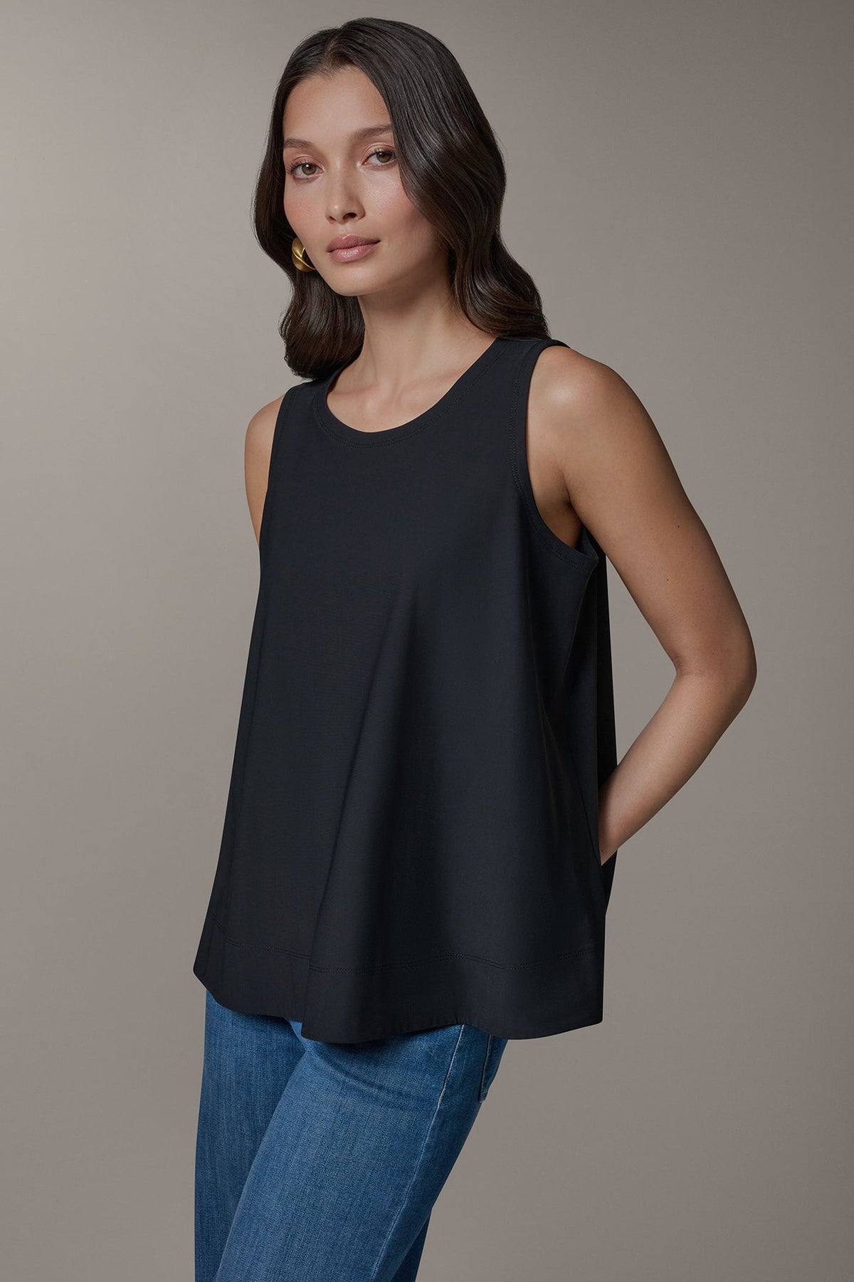 THE MODERN TRAVEL SLEEVELESS SWING TANK - Black