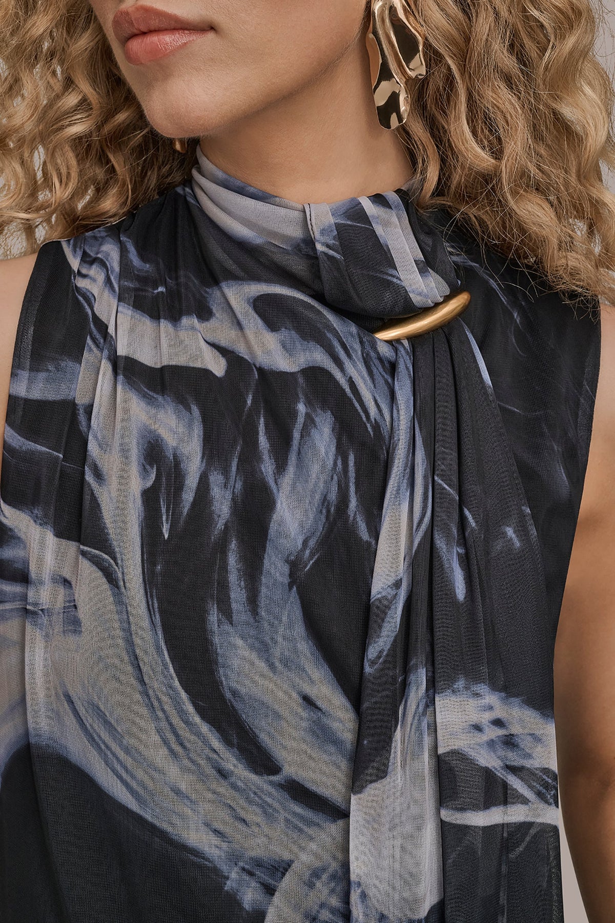 TIE-NECK HALTER BLOUSE - BLACK/VAPOR MULTI