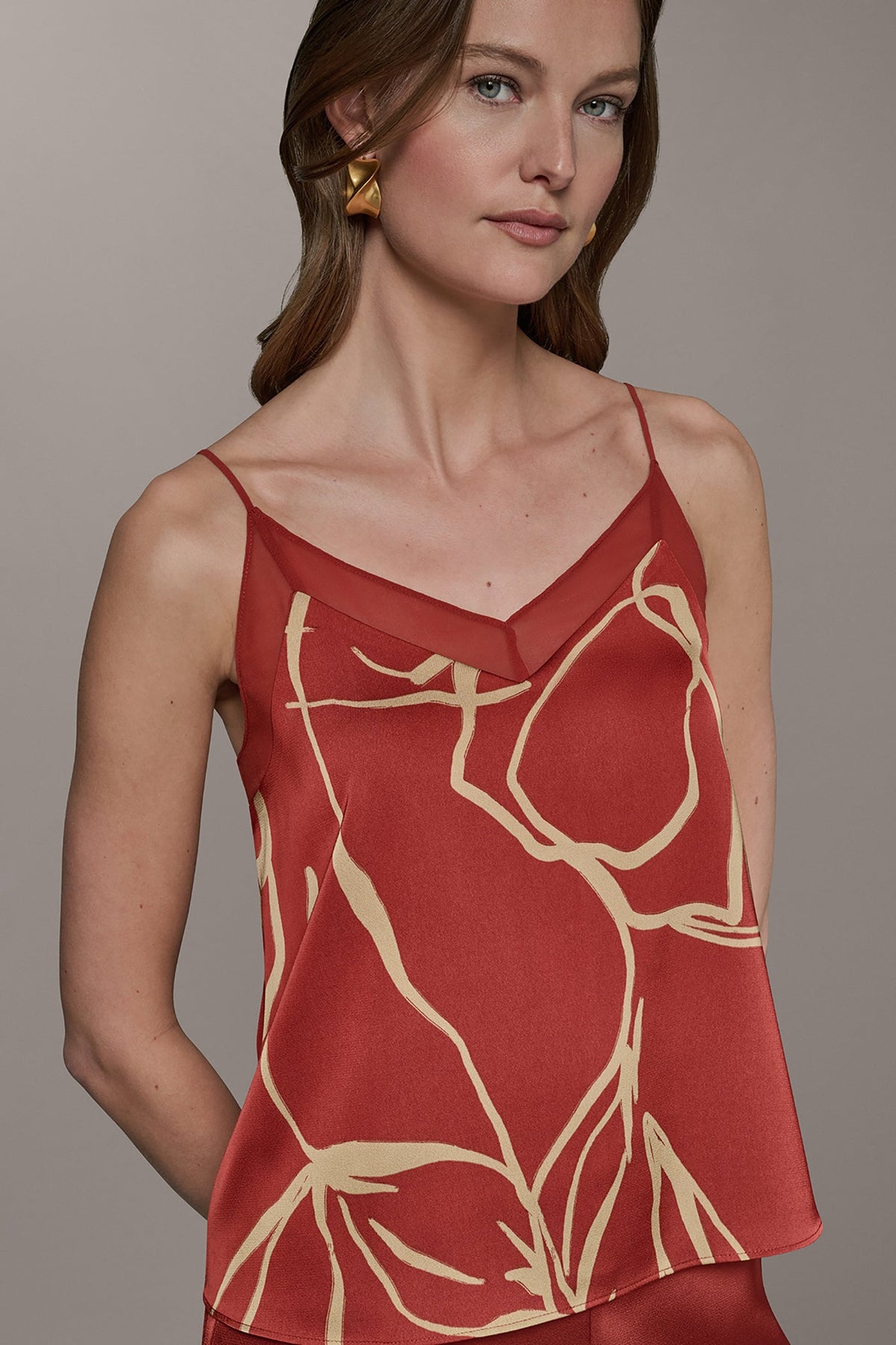 SLEEVELESS V-NECK PRINT CAMI - Sunbaked/Fawn