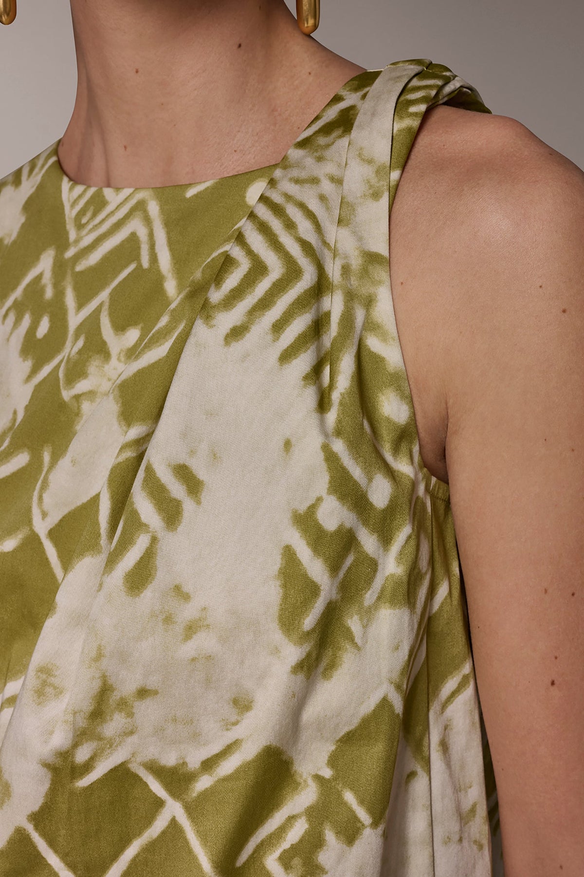 COTTON-SATEEN TWIST SHOULDER SHIFT DRESS - Kiwi Multi