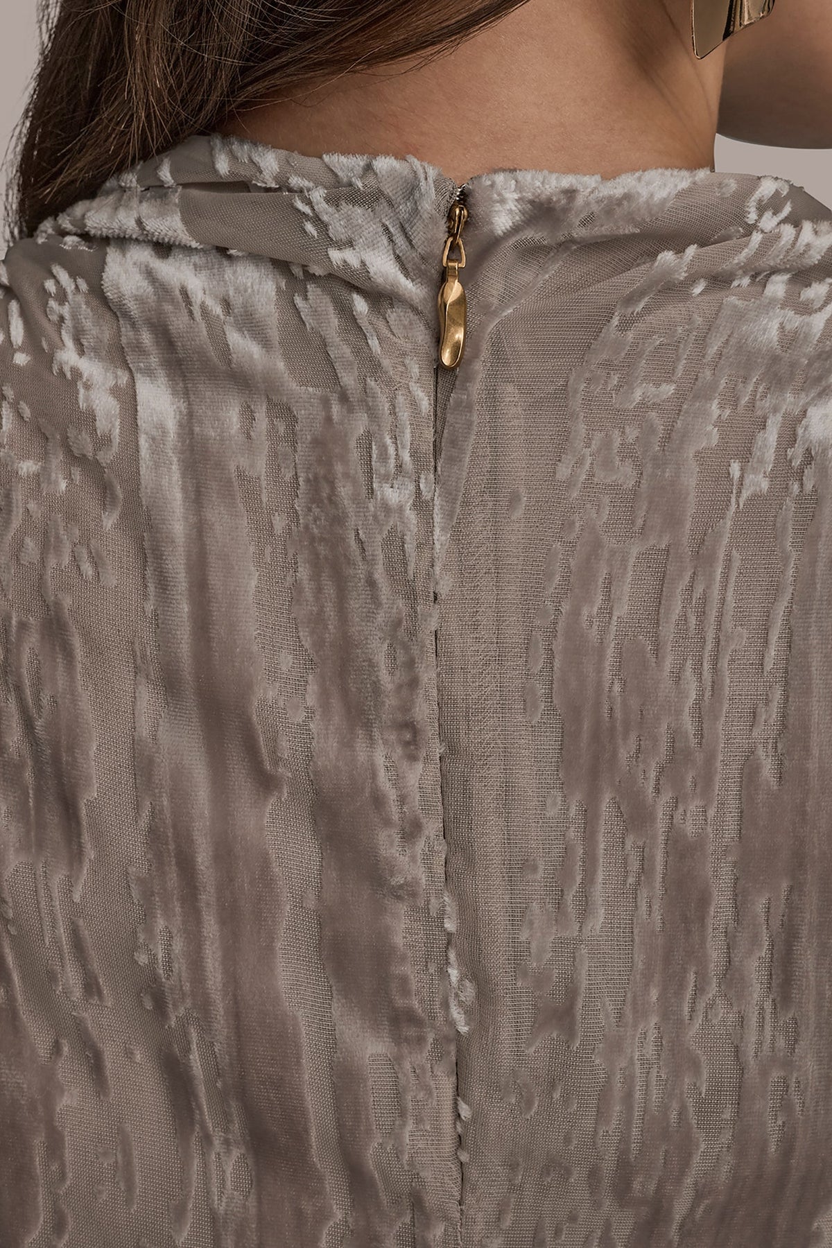 SLEEVELESS HIGH-NECK BURNOUT BLOUSE - VAPOR