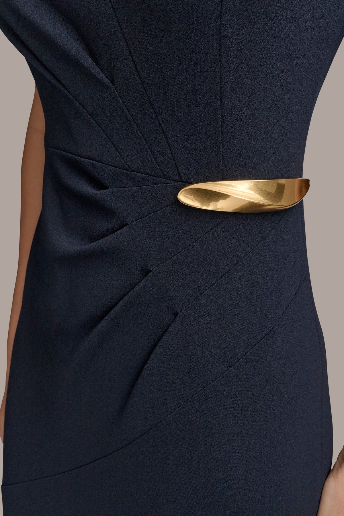 SLEEVELESS PLEATED MIDI SHEATH DRESS - Indigo