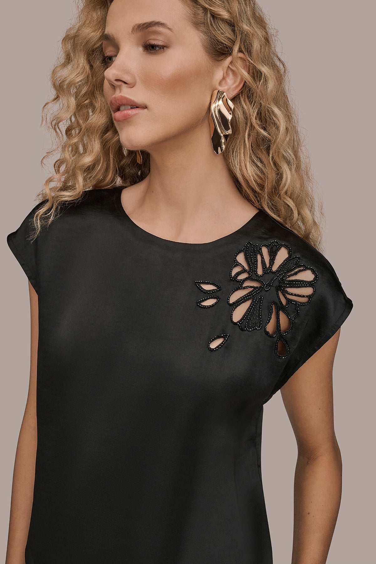 FLORAL-EMBROIDERED BLOUSE - Black