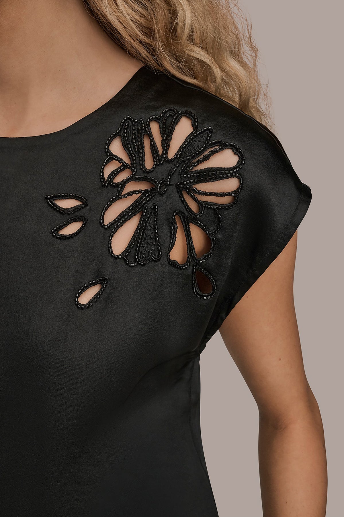 FLORAL-EMBROIDERED BLOUSE - Black
